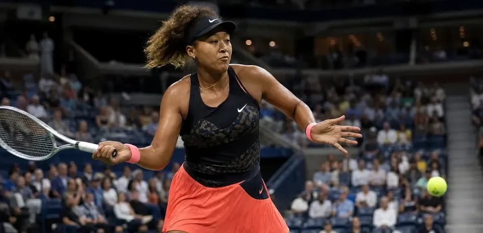 Joueuse frappant la balle lors d'un match de tennis