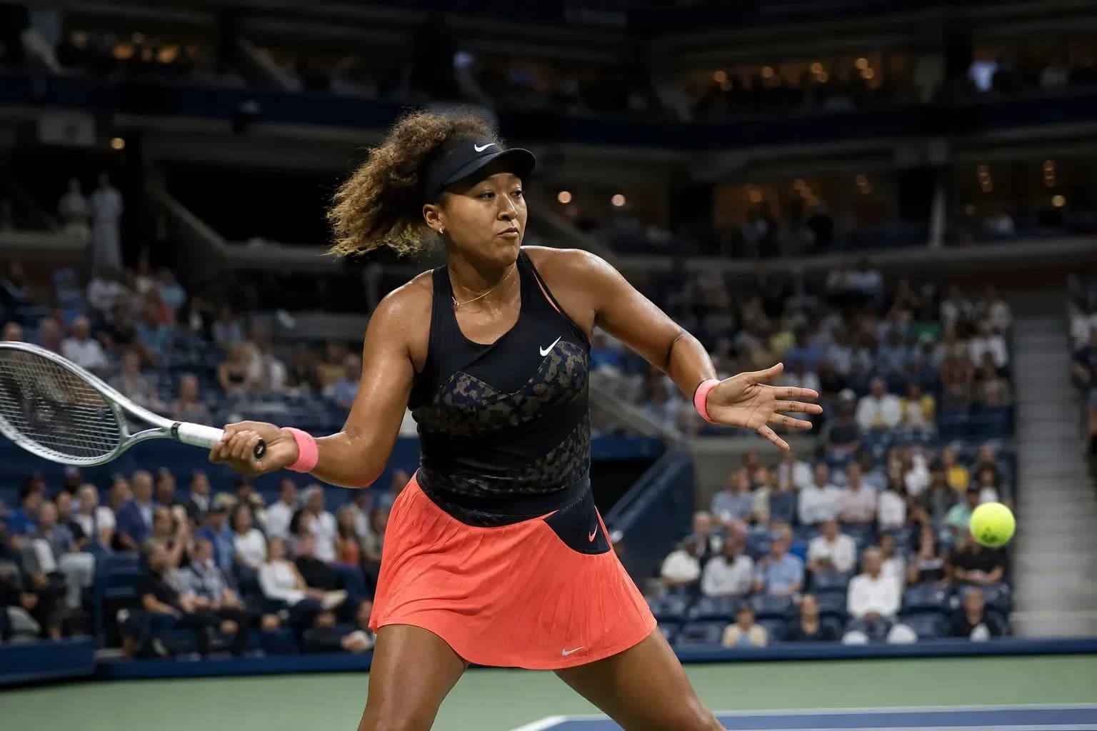 Joueuse frappant la balle lors d'un match de tennis