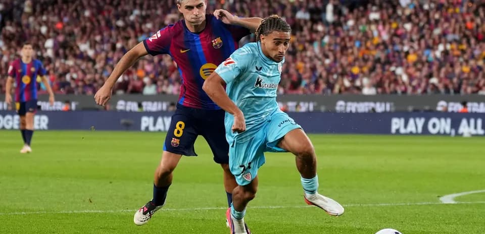 Joueur du Barça poursuivant un adversaire en match