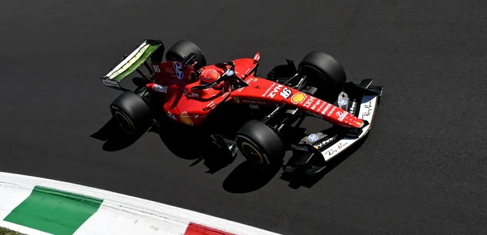 Voiture de F1 Ferrari sur circuit avec drapeau italien