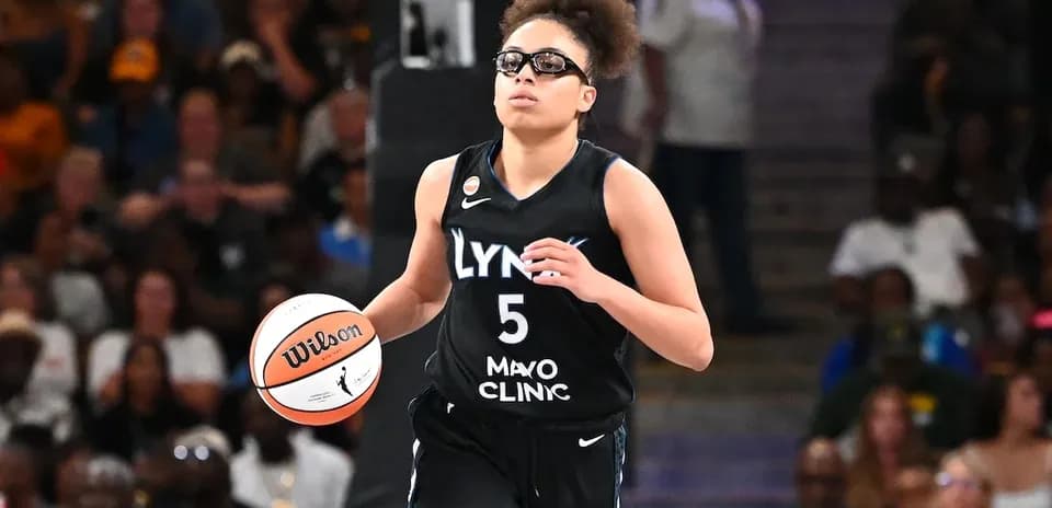 Joueuse dribblant le ballon sur le terrain