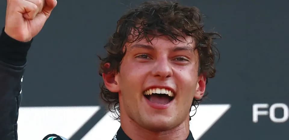 Pilote célébrant sa victoire sur le podium