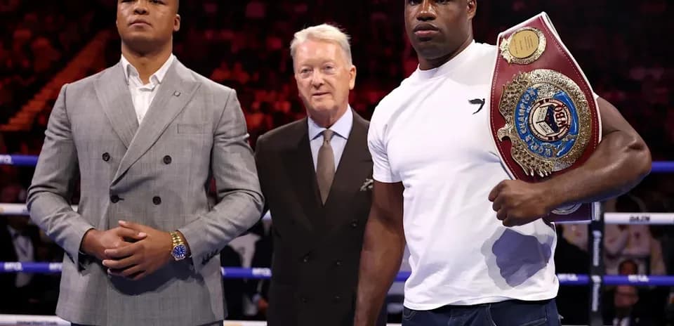 Boxeur tenant une ceinture avec un autre homme