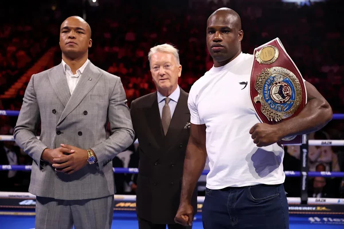 Boxeur tenant une ceinture avec un autre homme