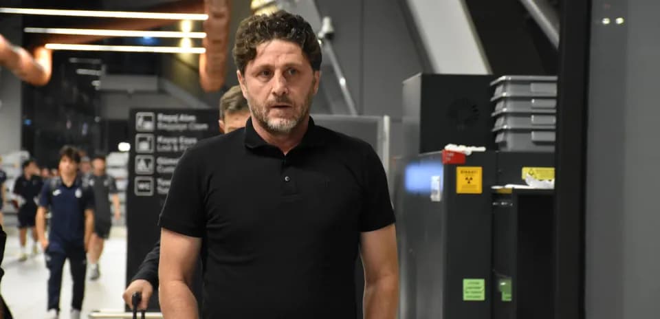 Entraîneur marchant dans un hall d'aéroport