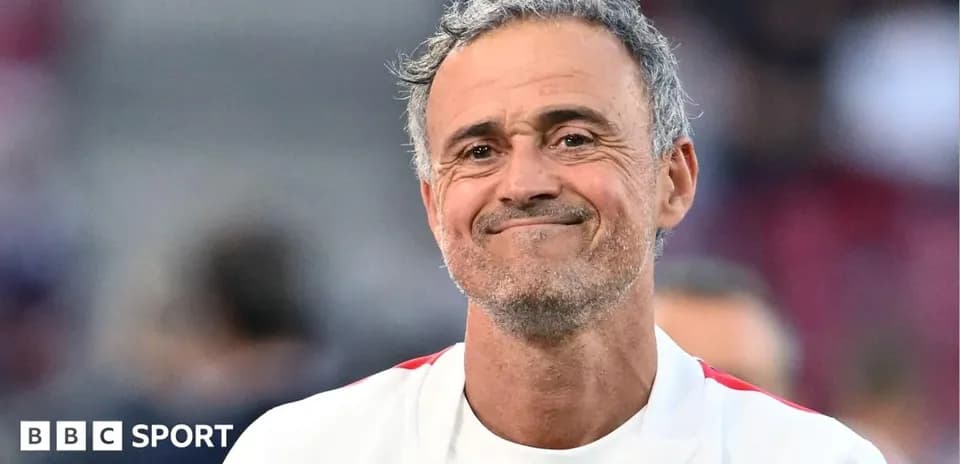 Entraîneur souriant sur le terrain après le match