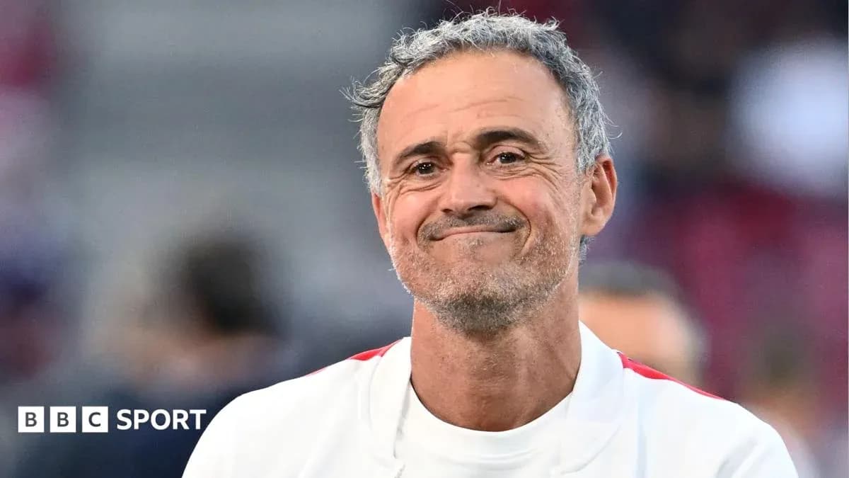 Entraîneur souriant sur le terrain après le match