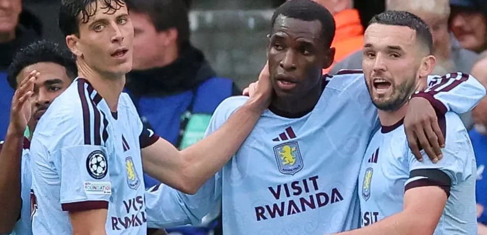 Trois joueurs d'Aston Villa célébrant un but