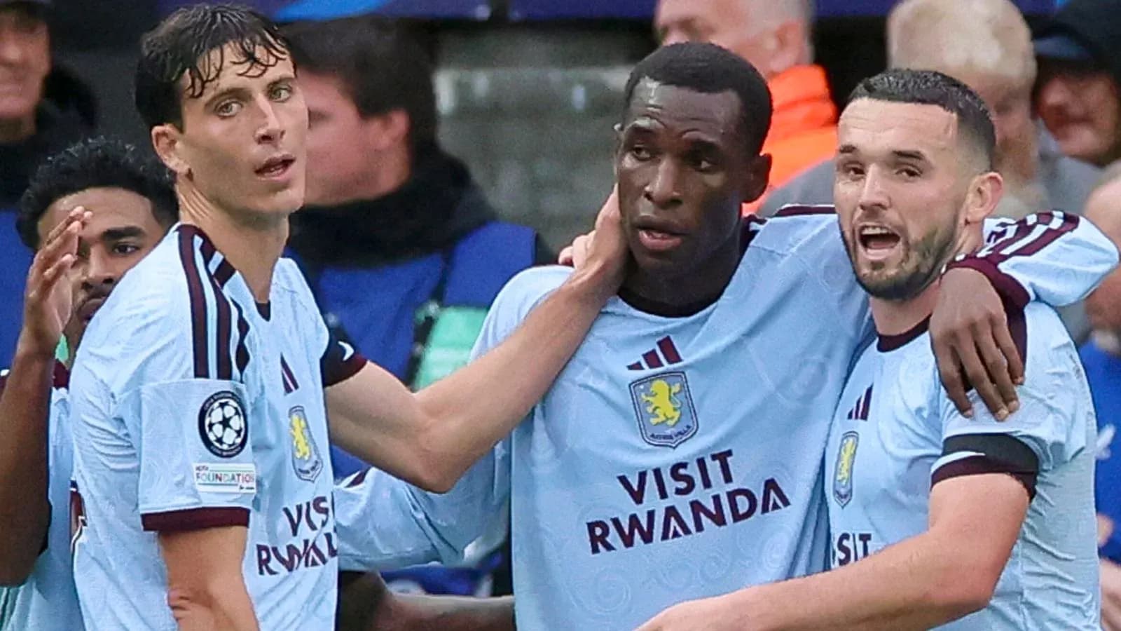 Trois joueurs d'Aston Villa célébrant un but