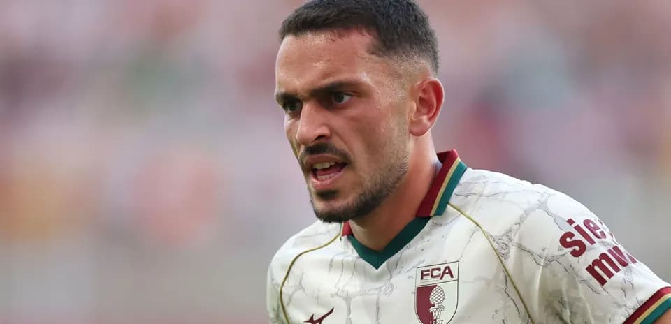 Joueur de football avec maillot du FCA en action