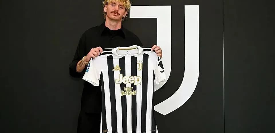 Joueur présentant le maillot de la Juventus