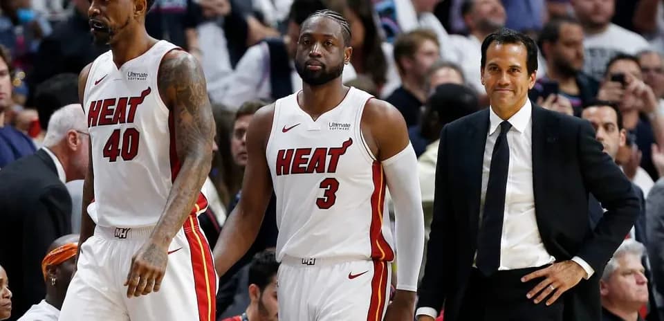 Joueurs du Heat marchant sur le banc avec entraîneur