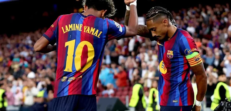 Deux joueurs du FC Barcelone célébrant un but