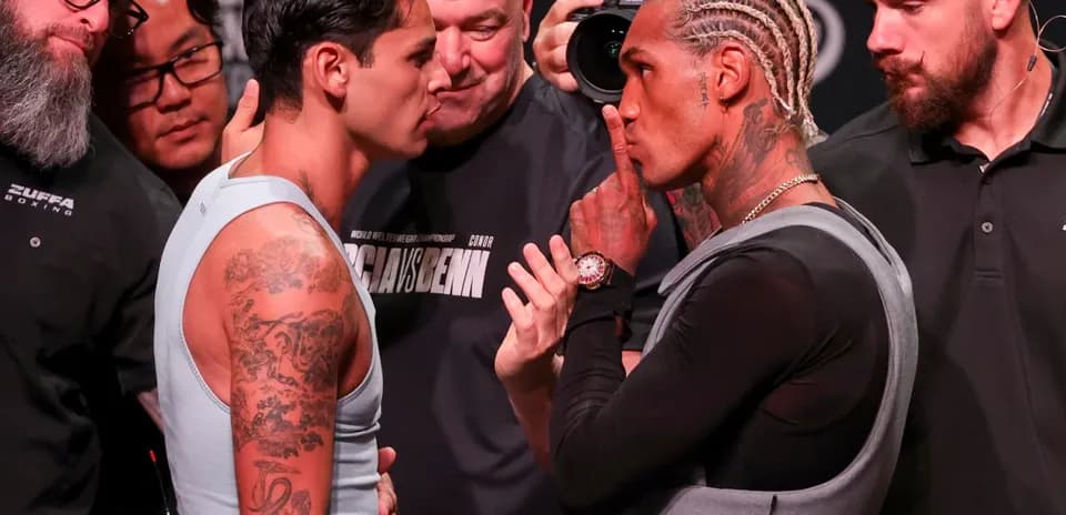 Boxeurs en confrontation lors de la pesée officielle
