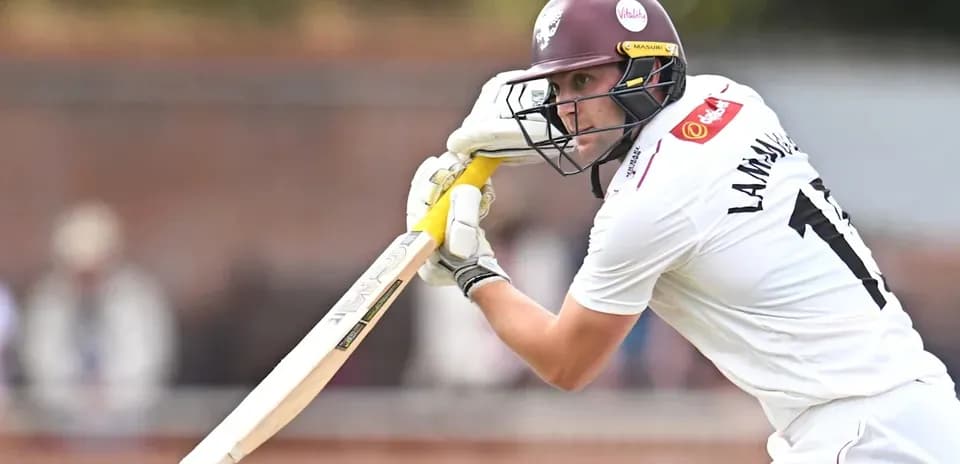 Joueur de cricket frappant la balle avec une batte