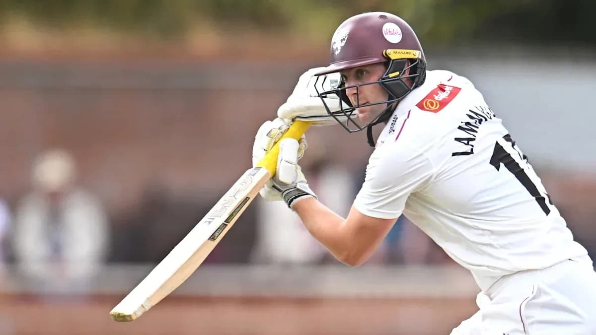 Joueur de cricket frappant la balle avec une batte