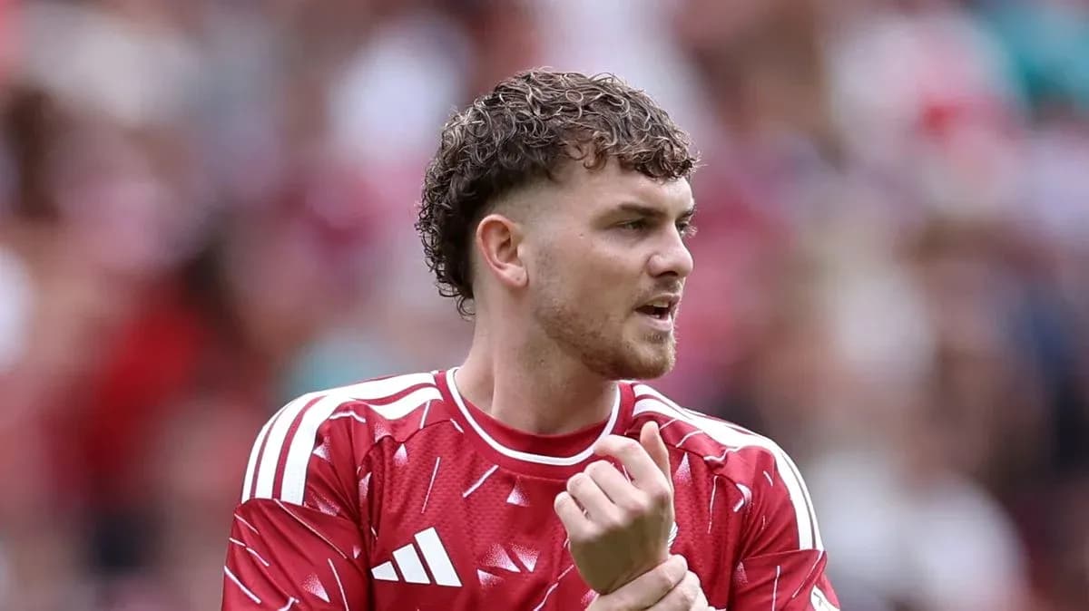 Joueur en maillot rouge se préparant sur le terrain