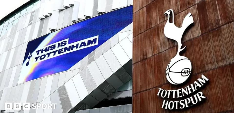 Bannière 'THIS IS TOTTENHAM' et logo de Tottenham Hotspur
