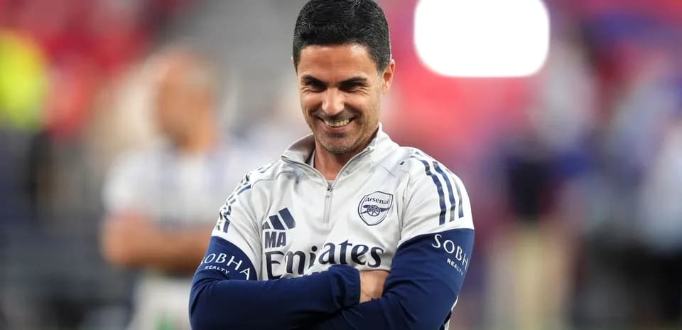 Entraîneur d'Arsenal souriant sur le terrain