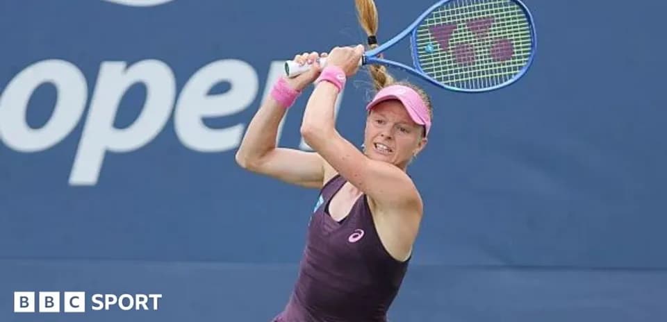 Joueuse de tennis frappant la balle au tournoi