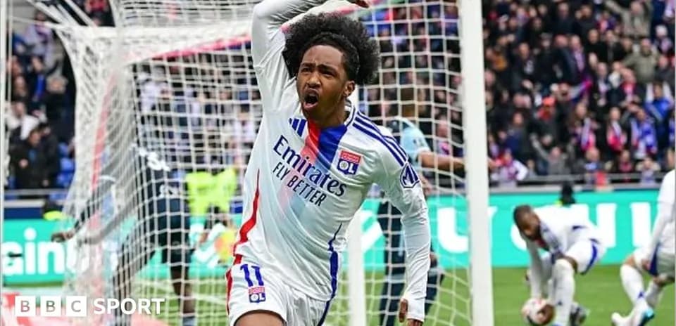 Joueur célébrant un but au stade de Lyon