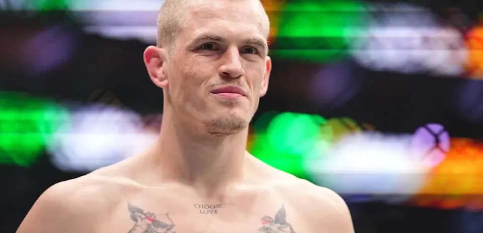 Lutteur avec des tatouages, regardant la caméra