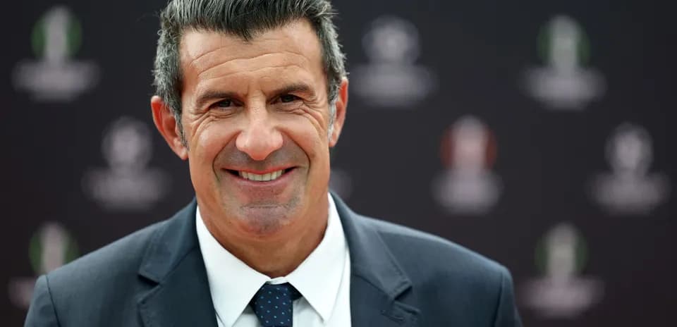 Homme souriant lors d'un événement médiatique