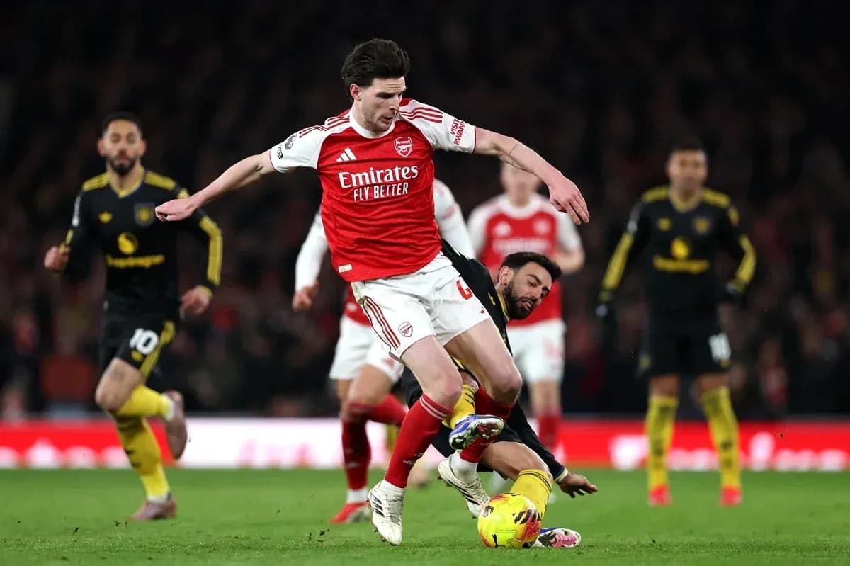 Joueur d'Arsenal chutant après un tacle de l'adversaire