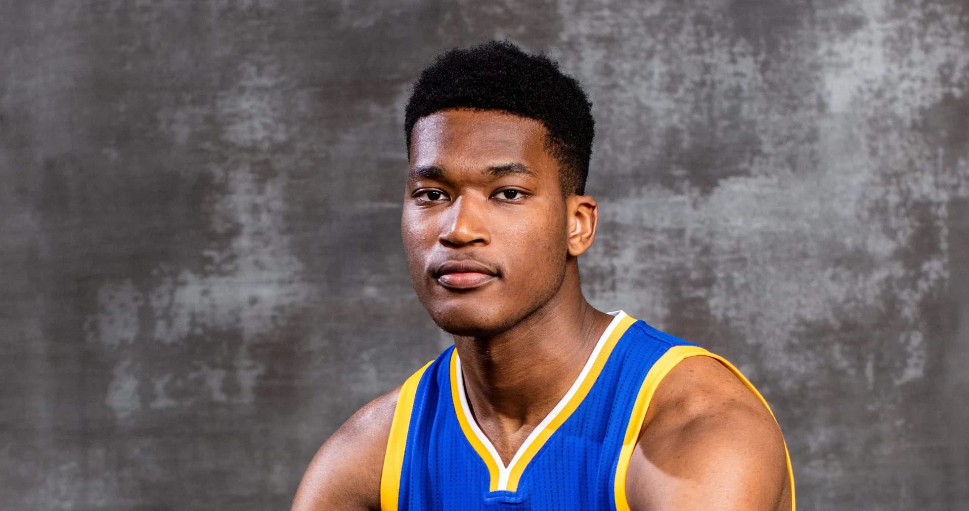 Joueur de basket en maillot bleu et jaune