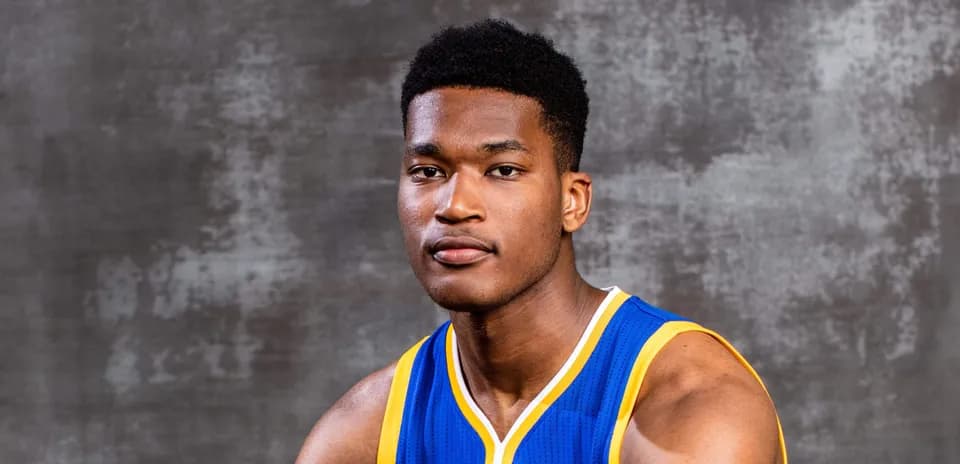 Joueur de basket en maillot bleu et jaune