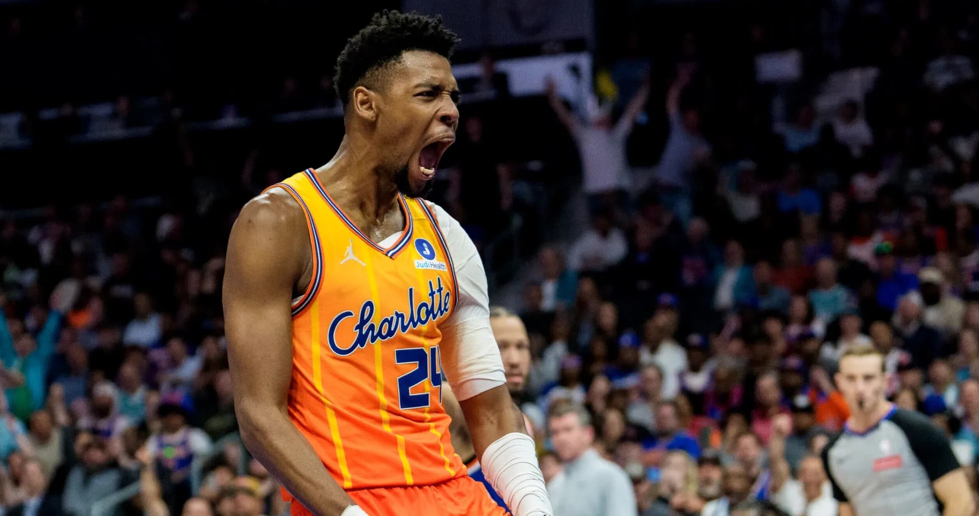 Joueur des Charlotte Hornets célébrant un panier marqué