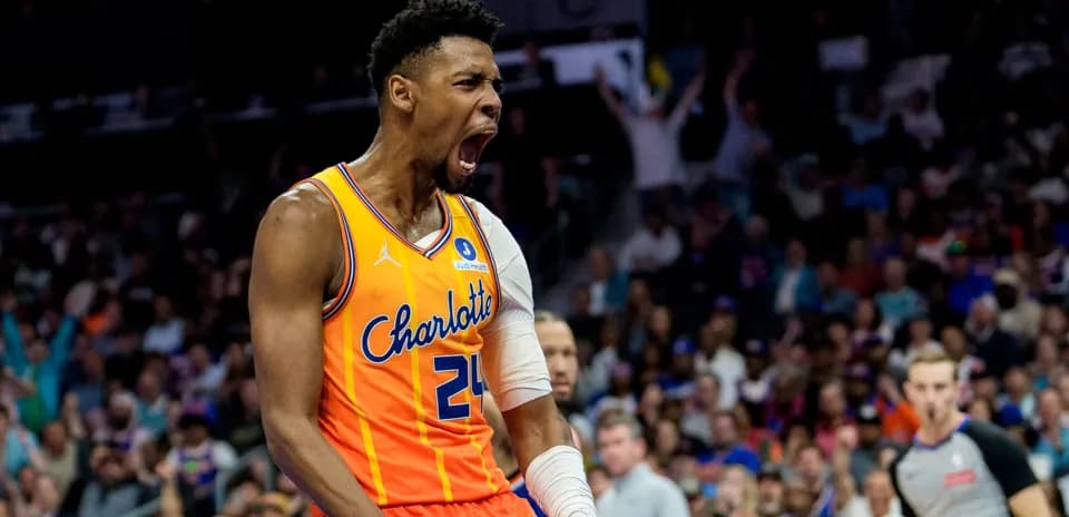 Joueur des Charlotte Hornets célébrant un panier marqué