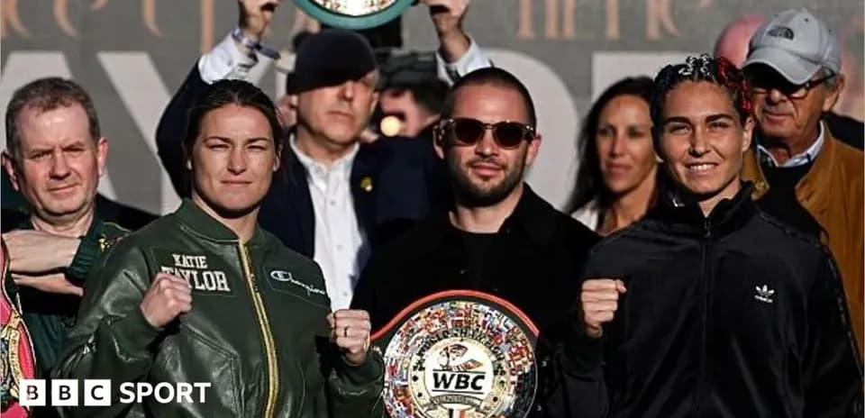 Katie Taylor et adversaire avec ceintures WBC lors de l'événement