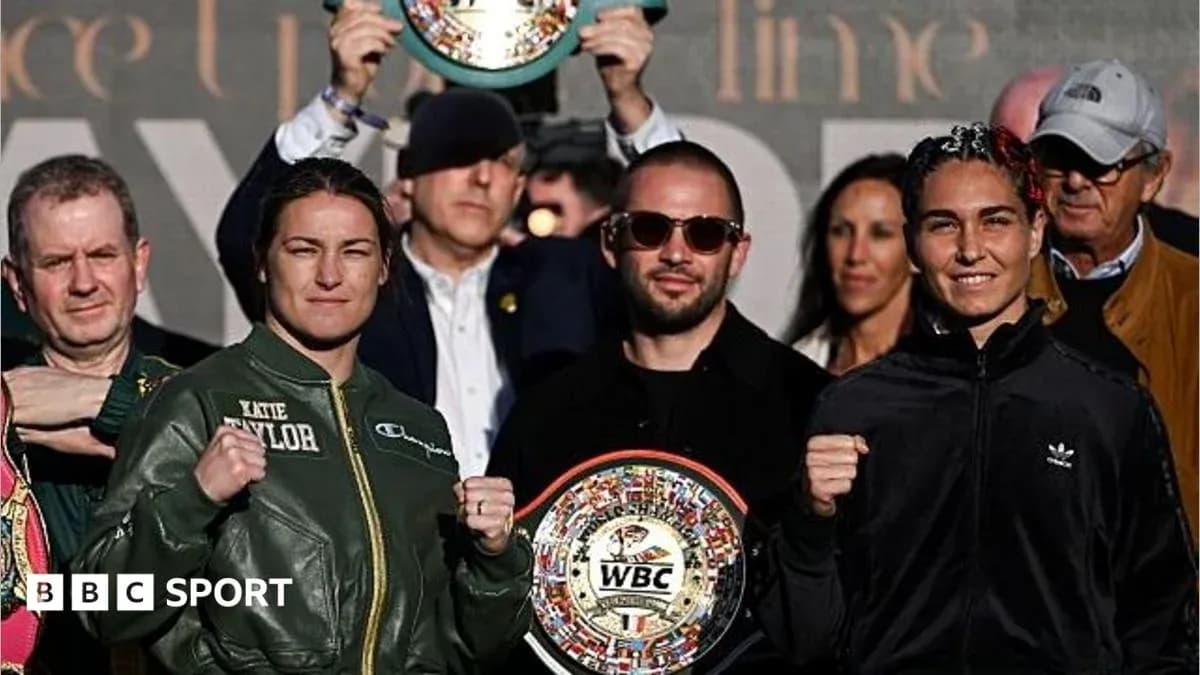 Katie Taylor et adversaire avec ceintures WBC lors de l'événement