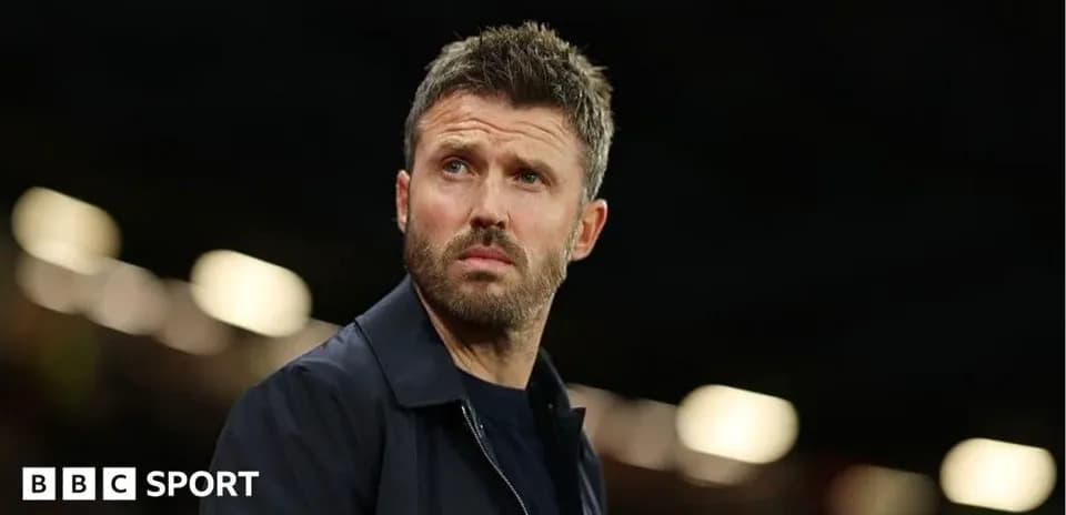 Entraîneur observant le match depuis la touche