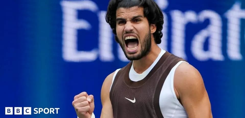Joueur de tennis célébrant une victoire sur le court