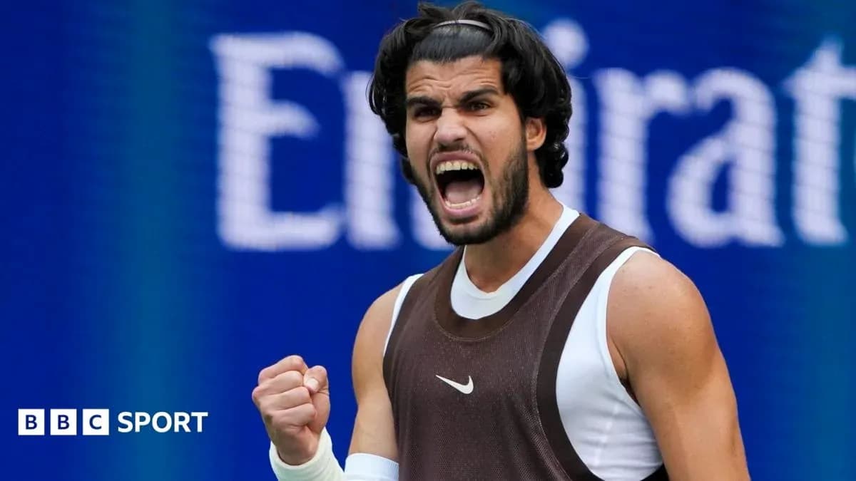 Joueur de tennis célébrant une victoire sur le court