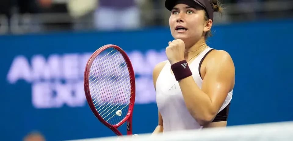 Joueuse de tennis célébrant un point au tournoi