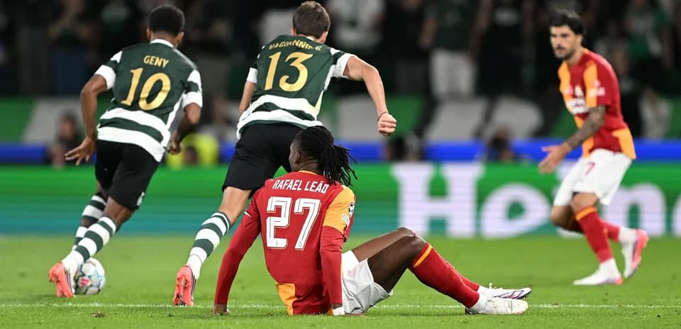 Joueur de Galatasaray au sol pendant un match
