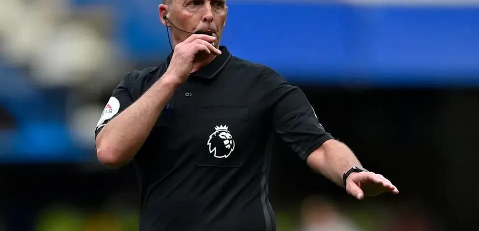 Arbitre signalant une décision pendant le match
