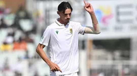 Joueur levant un doigt sur le terrain de cricket
