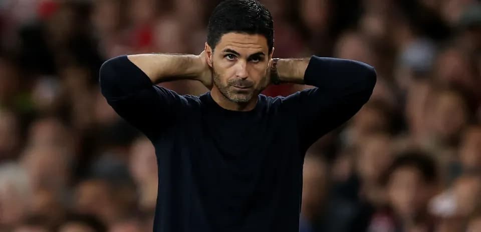 Entraîneur avec les mains derrière la tête pendant le match