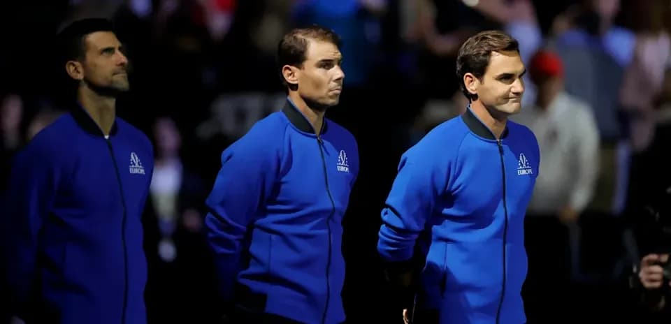 Trois joueurs de tennis en tenue bleue sur scène