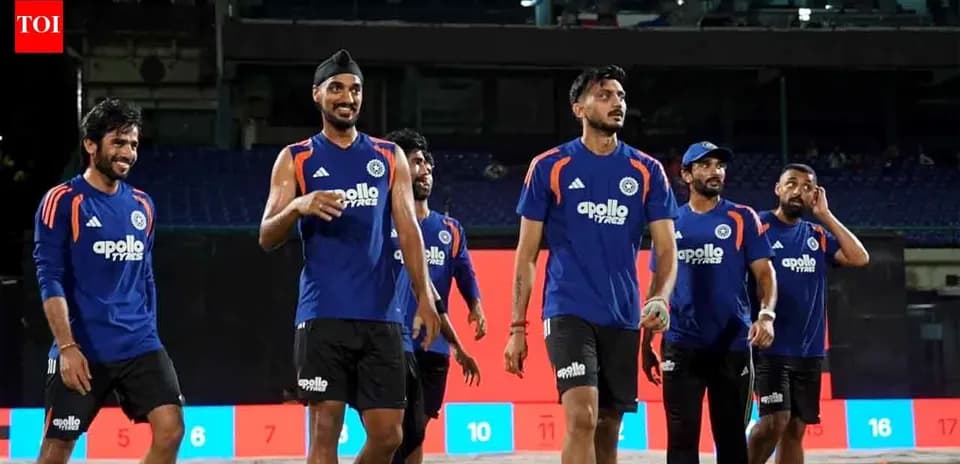 Équipe de cricket marchant sur le terrain d'entraînement