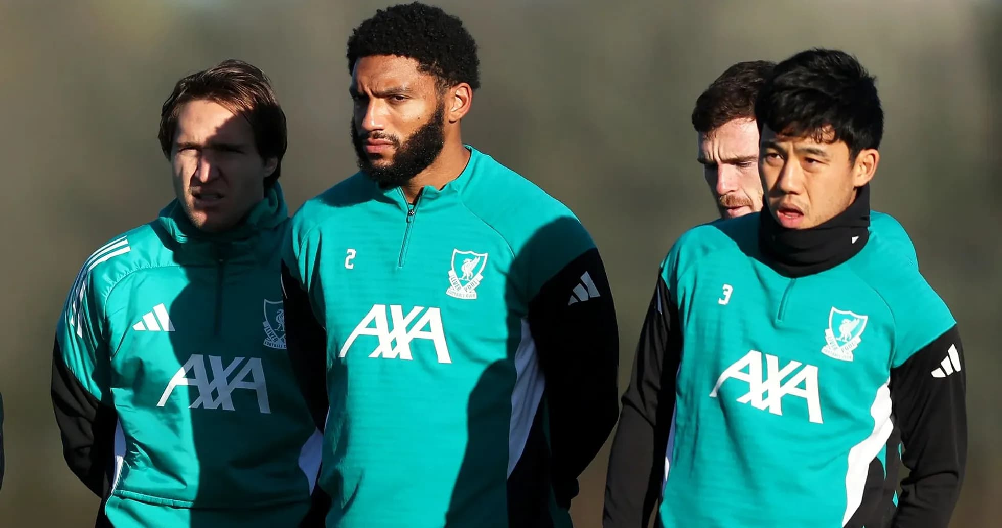 Quatre joueurs en tenue d'entraînement au club