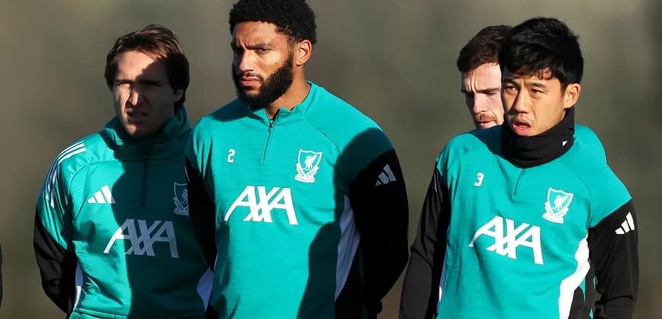 Quatre joueurs en tenue d'entraînement au club