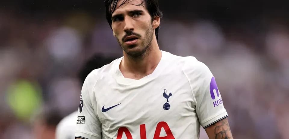 Joueur de Tottenham en maillot blanc sur le terrain