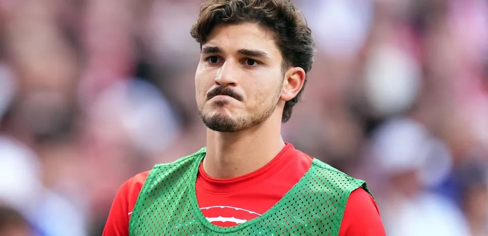 Joueur sur le banc portant un maillot d'échauffement