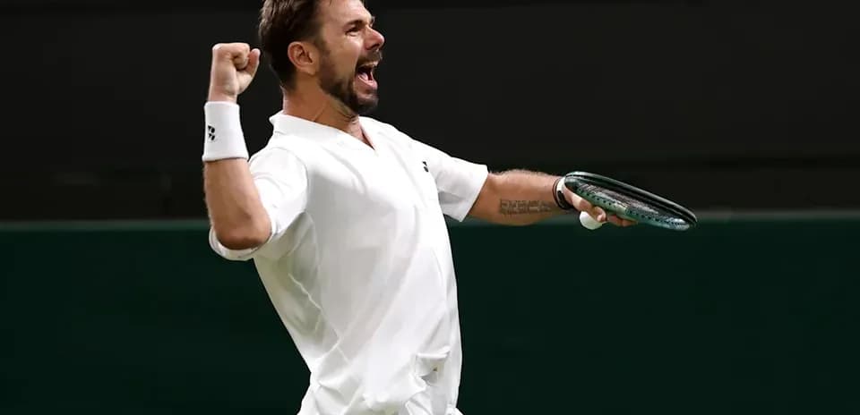 Joueur de tennis célébrant sur le court