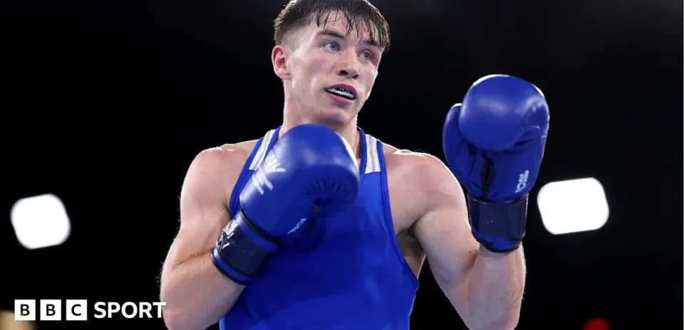 Boxeur en bleu se préparant à frapper